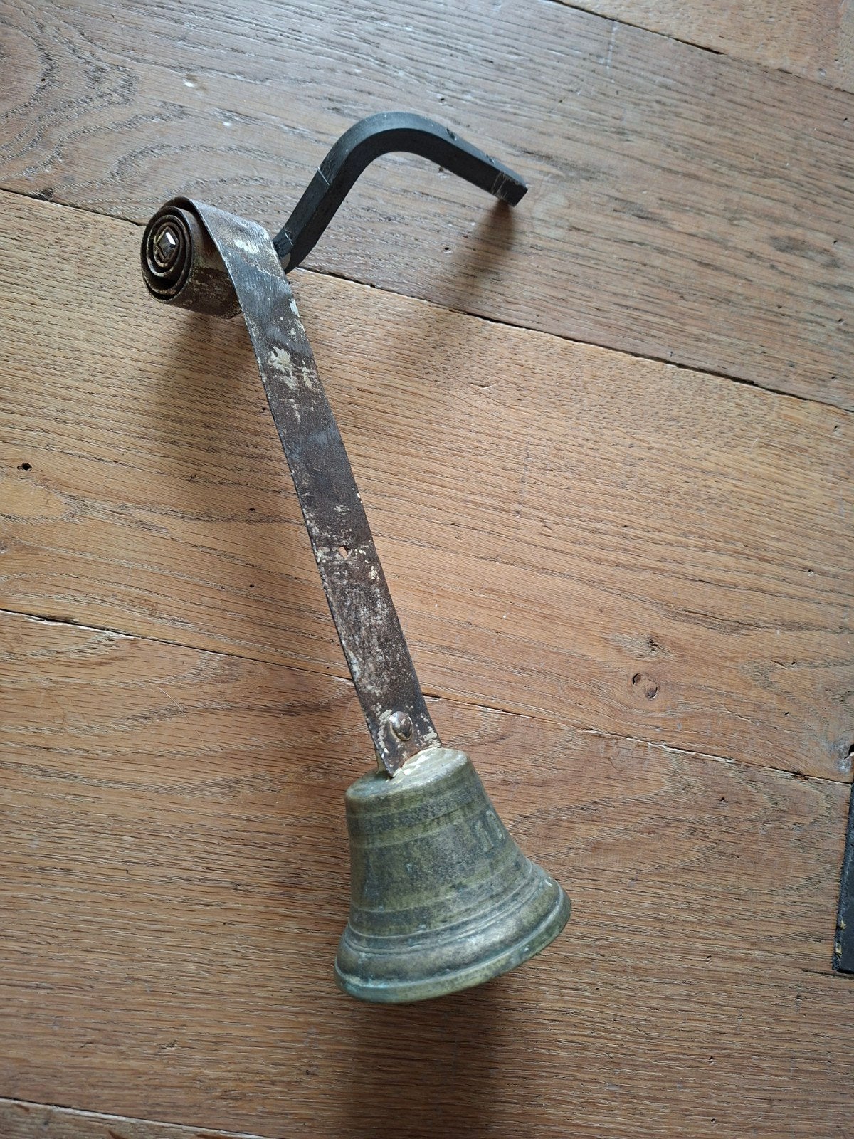 Antieke deurbel met veer en deurbevestiging, Ophalen of Verzenden