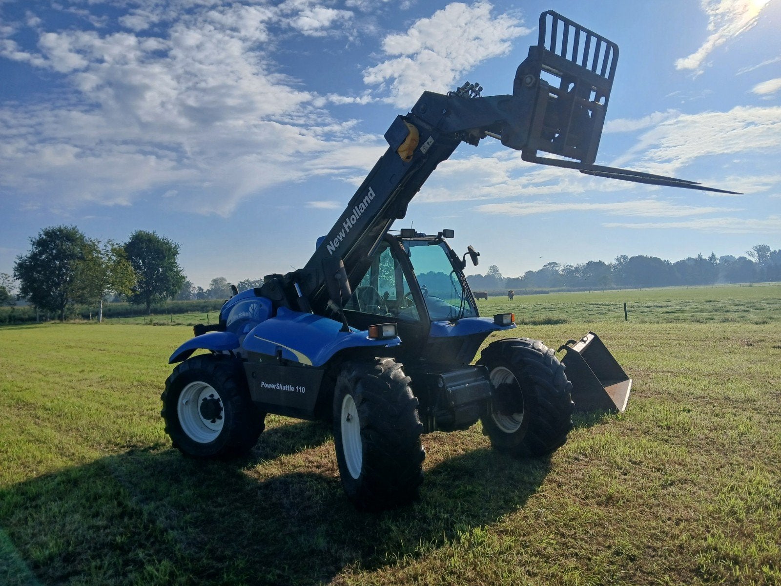New Holland LM415A Verreiker met bak, vorken en houtklem, Ophalen, Info@newholland.com, 120 tot 160 Pk, 5000 tot 7500