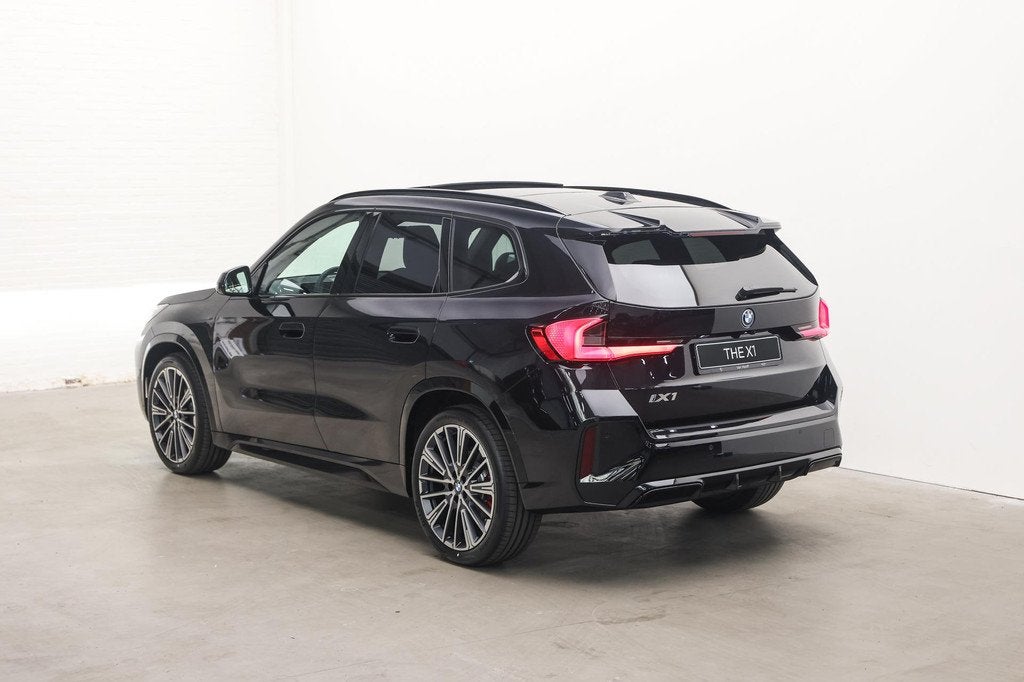 BMW iX1 eDrive20 M Sport / Trekhaak / Panoramadak / Sportsto, Auto's, BMW, Zwart, Zwart, Leder, Stoelverwarming