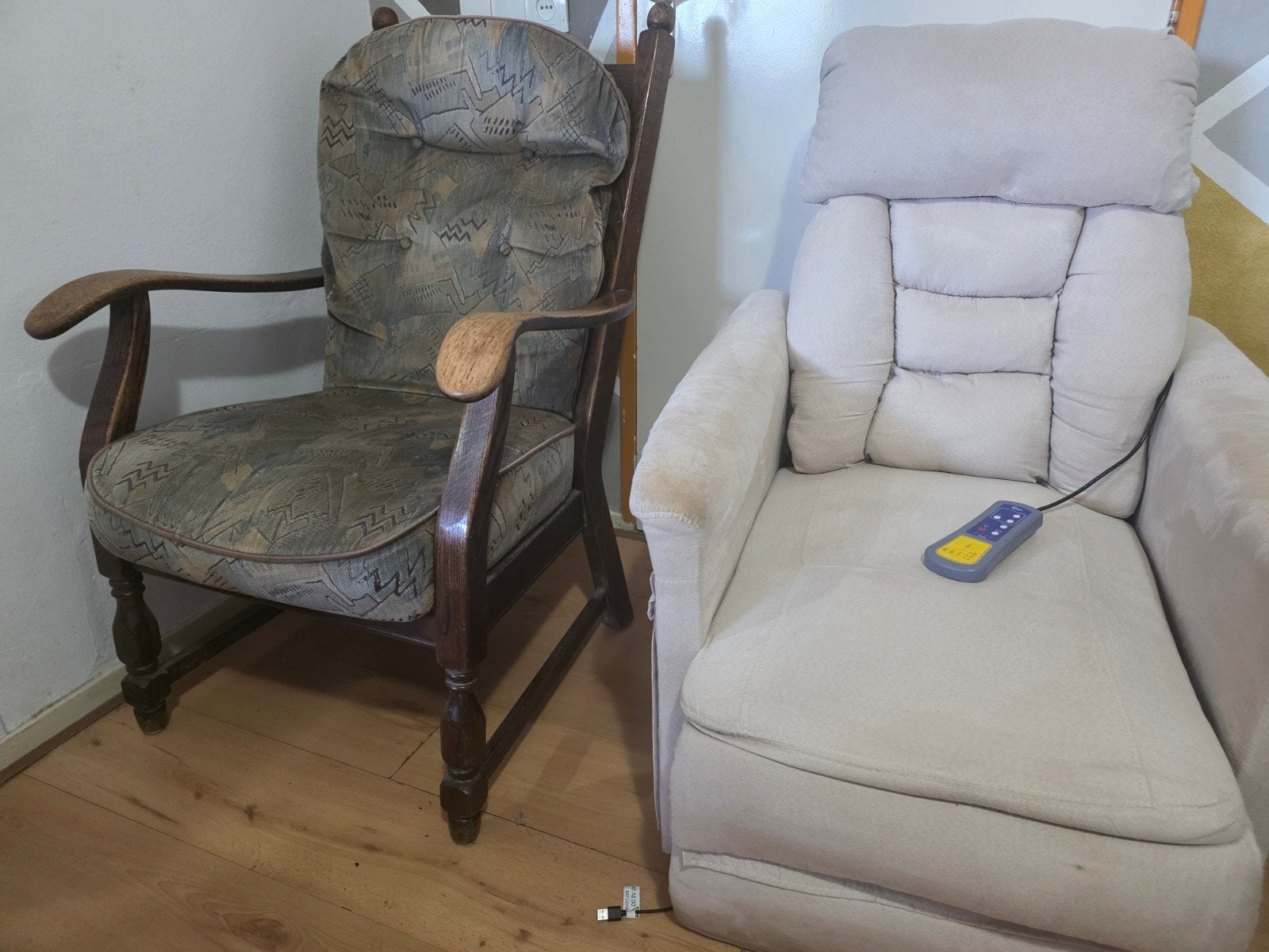 Vier stoelen kosten maar 10 euro. Waar wacht je dan op?, Huis en Inrichting, Fauteuils, Ophalen of Verzenden, Gebruikt, 75 tot 100 cm