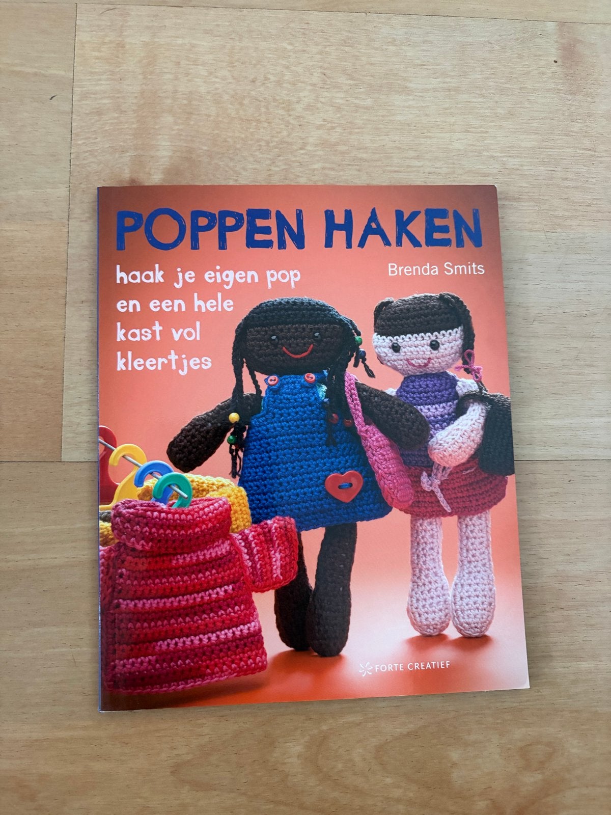 Poppen Haken - Haak je eigen pop en een kast vol kleertjes, Ophalen of Verzenden, Zo goed als nieuw, Haken, Patroon of Boek