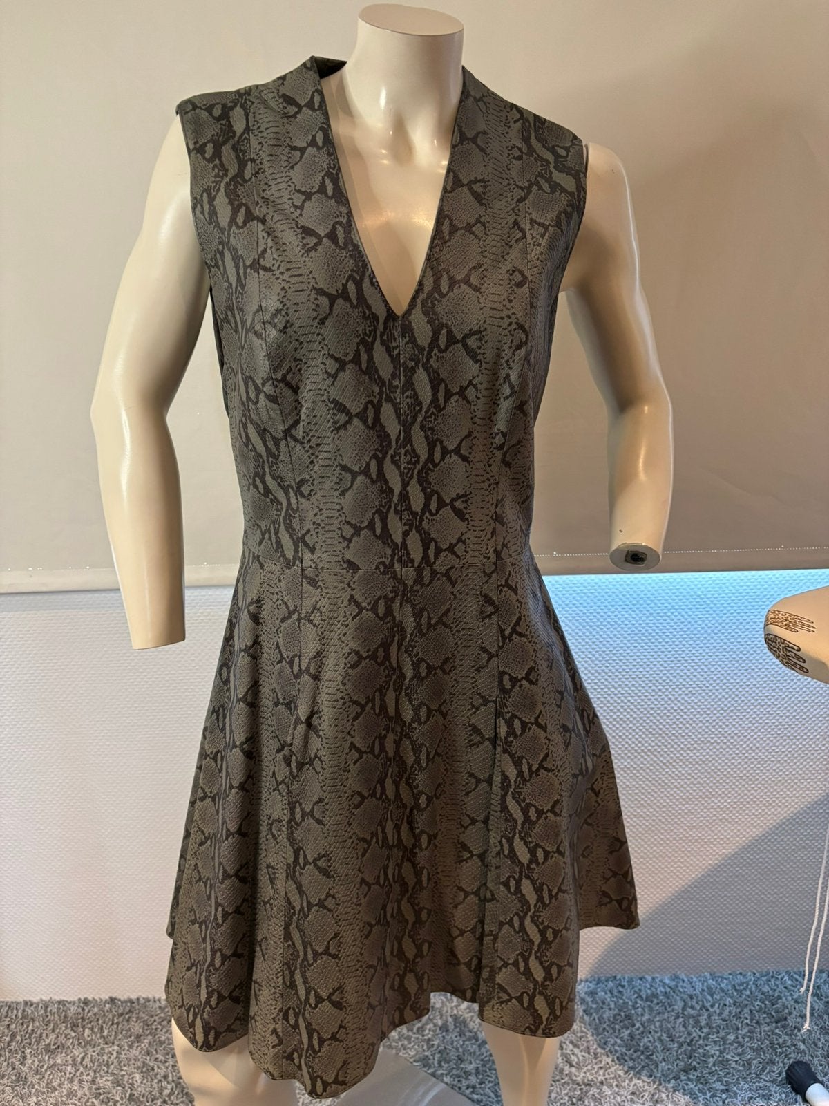 Jolie leren jurk klokkend model maat 40 nieuw, Kleding | Dames, Jurken, Maat 38/40 (M), ., Ophalen of Verzenden, Zo goed als nieuw