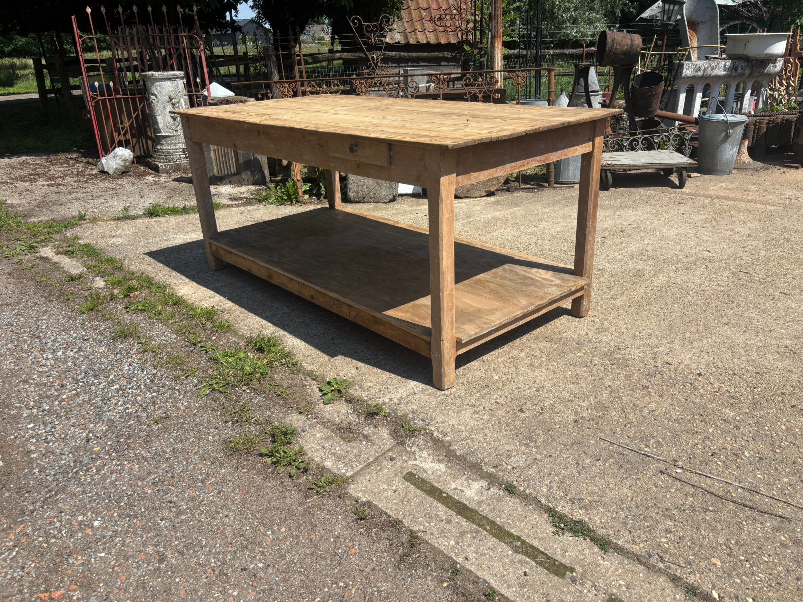 Oude werktafel of stoffentafel of oude werkbank kookeiland