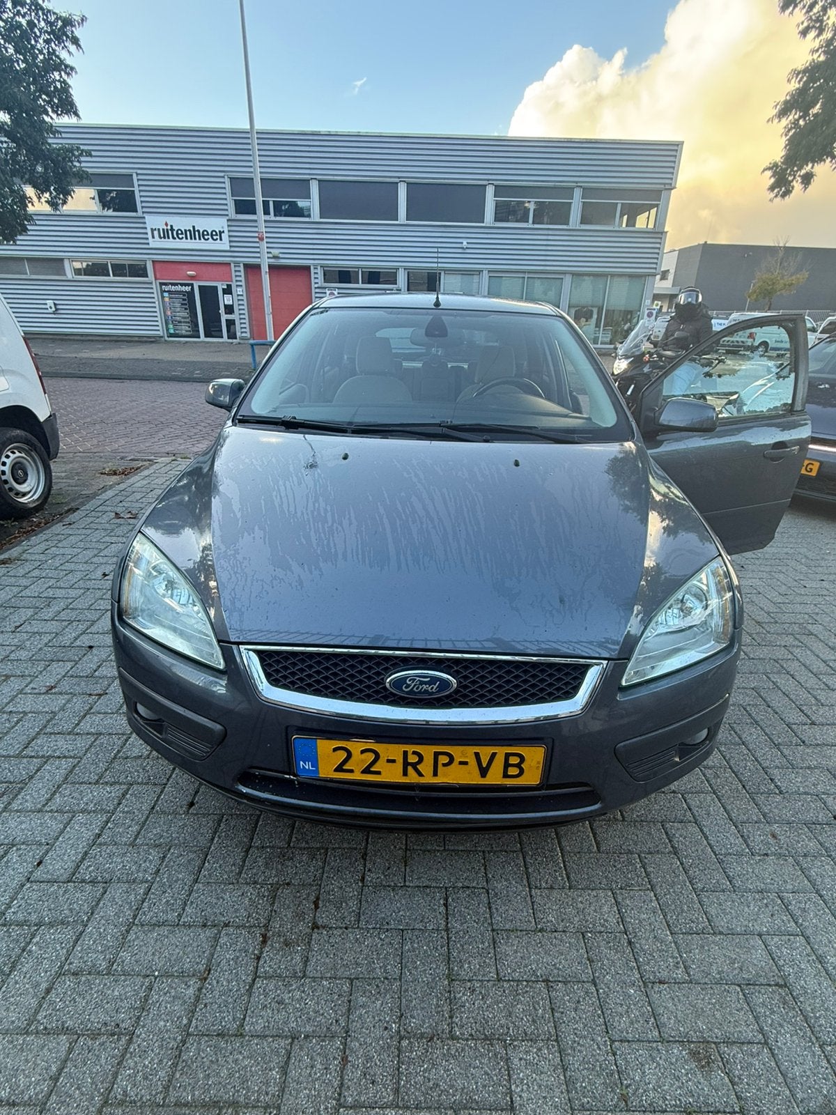 Ford Focus 1.6 74KW 5D 2005 Grijs, Auto's, 1596 cc, 15 km/l, 4 cilinders, 49 €/maand