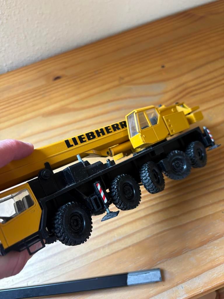 Liebherr modelkraan 1:50 model 2085, Hobby en Vrije tijd, Ophalen, Gebruikt, Hijskraan, Tractor of Landbouw, Overige merken