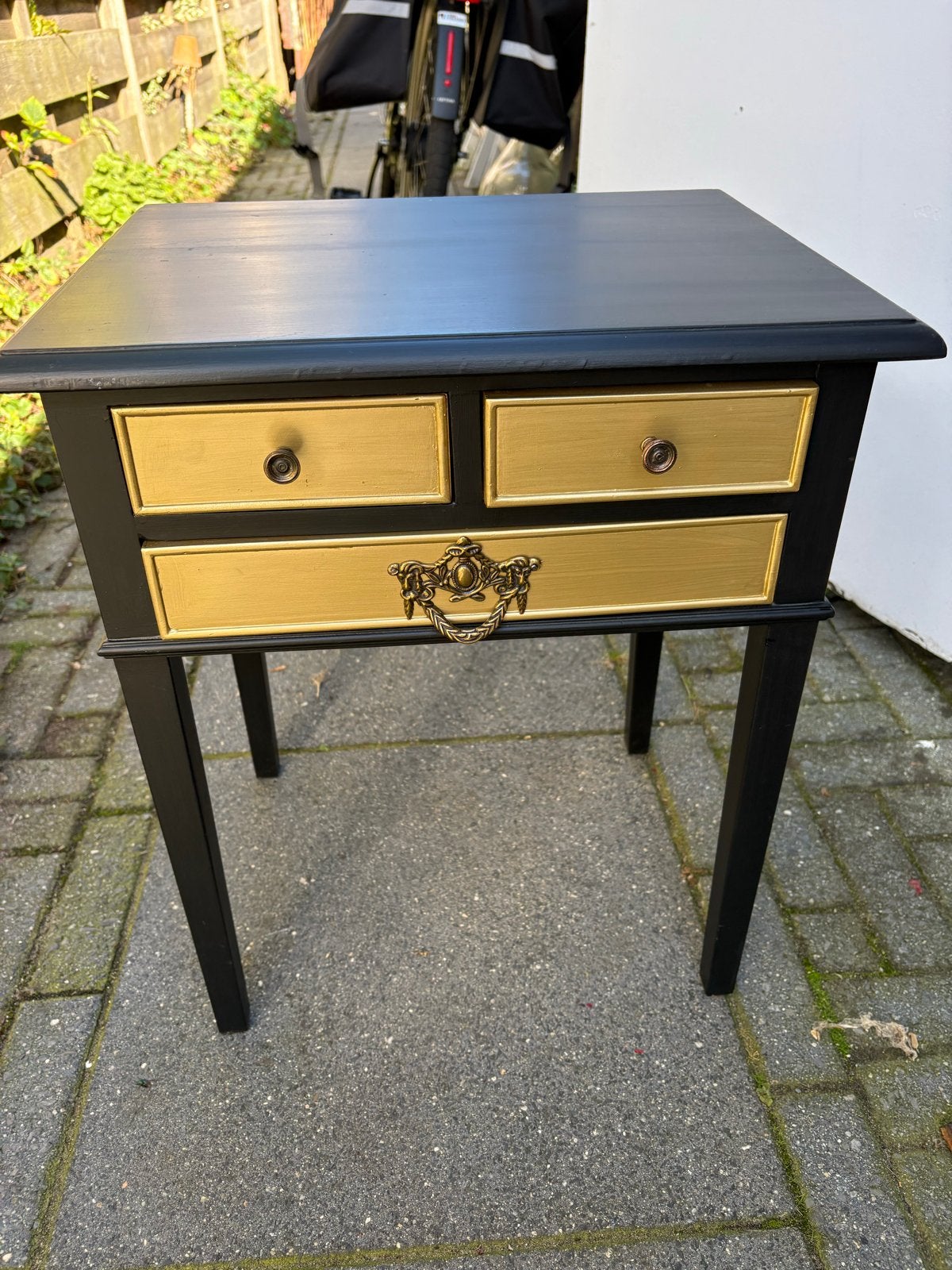 Zwart nachtkastje met goudkleurige lades, Minder dan 55 cm, Gebruikt, Rechthoekig, Hout