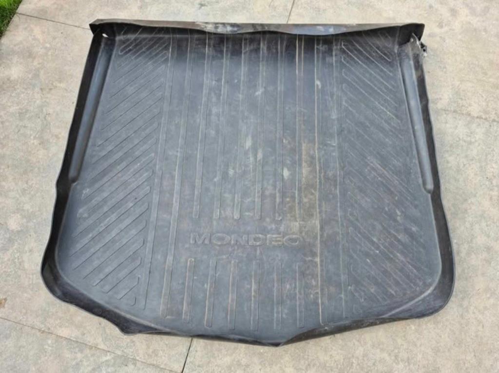 Originele kofferbakmat voor een Ford Mondeo, Ophalen
