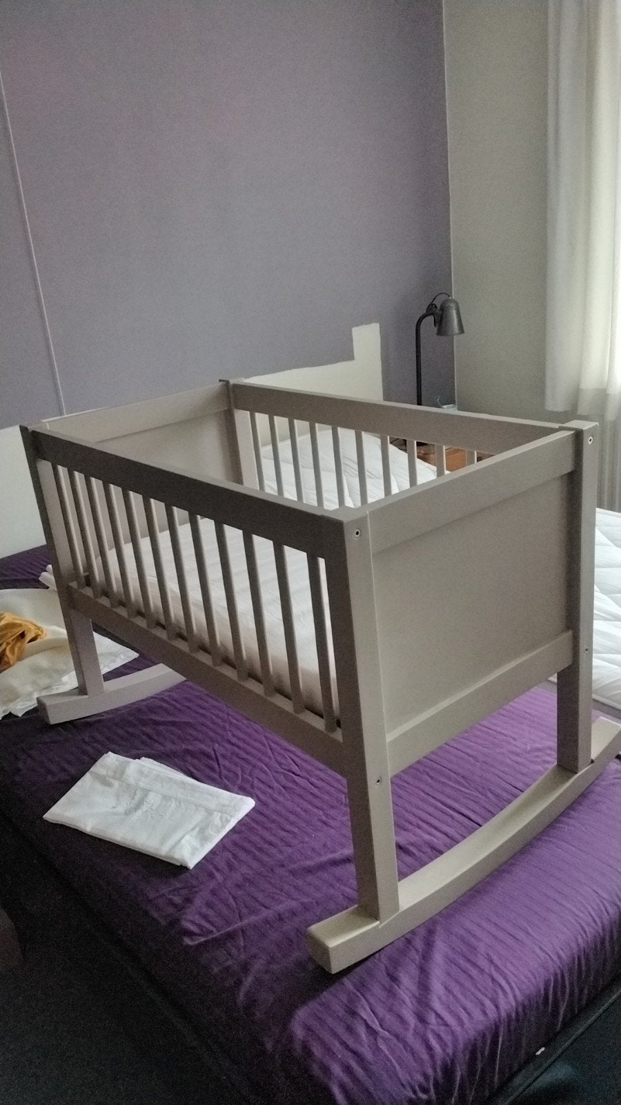 Baby wiegje,lichtgrijs zonder schade 85 bij 45,5en59 cm hoog, Ophalen of Verzenden