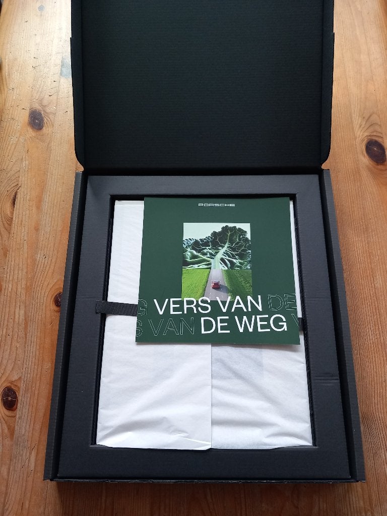 Porsche boek 'Vers van de weg', Boeken, Auto's | Boeken, Porsche AG, Nieuw, Ophalen of Verzenden, Porsche