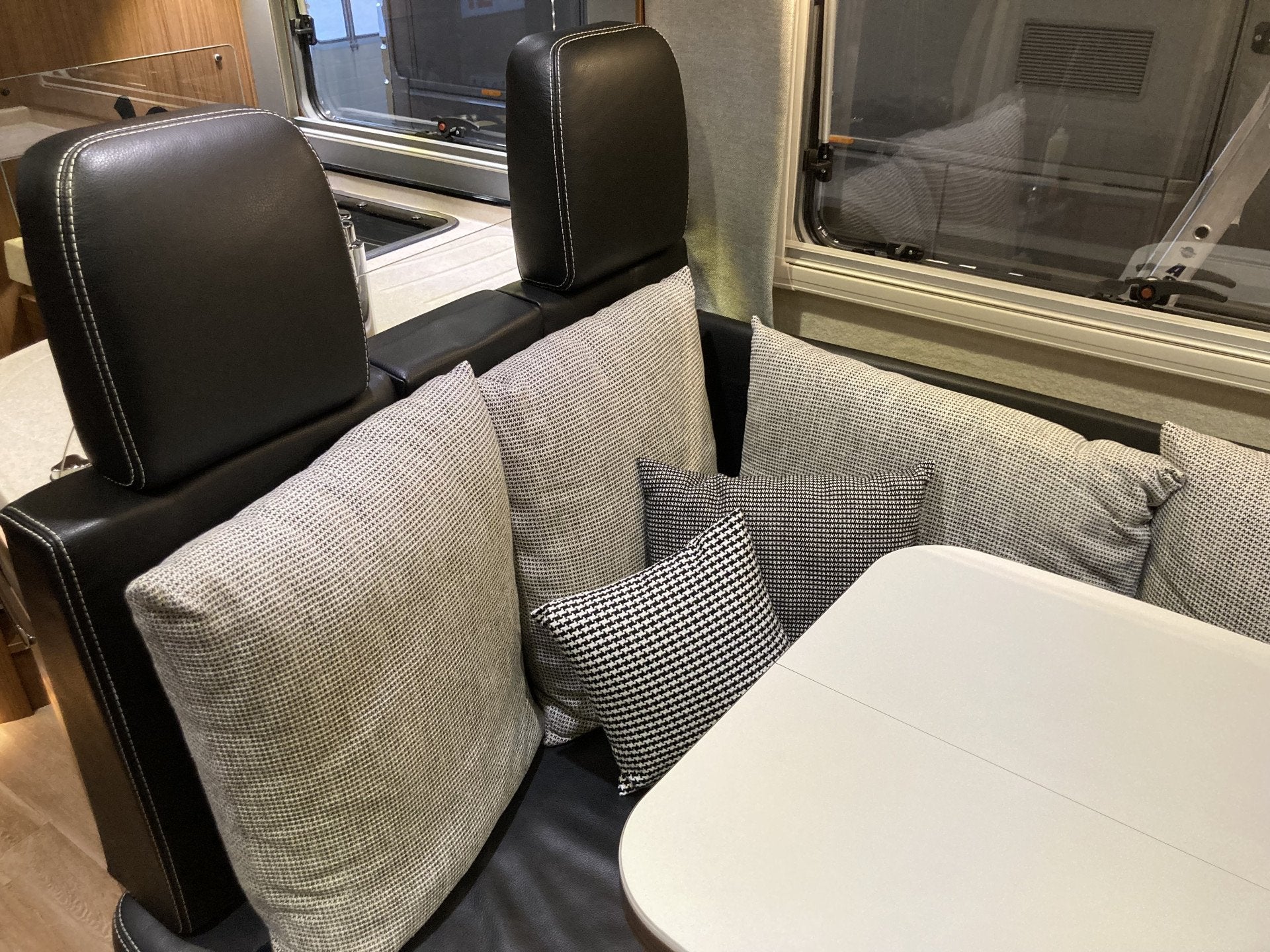 NIESMANN BISCHOFF ARTO 77E 177pk Aut Hefbed Levelsysteem Led, Caravans en Kamperen, Niesmann+Bischoff, Galliersweg 39
5349AT  OSS, NL