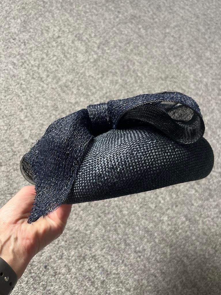 Dop hoedje - Blauw met mooie strik, Kleding | Dames, Ophalen of Verzenden, Zo goed als nieuw, One size fits all, Hoed