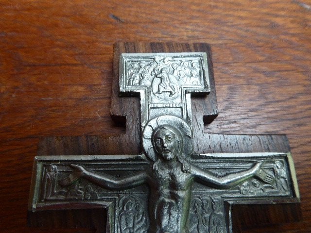 gedetailleerd metalen kruisje op houten achtergrond., Antiek en Kunst, Ophalen of Verzenden