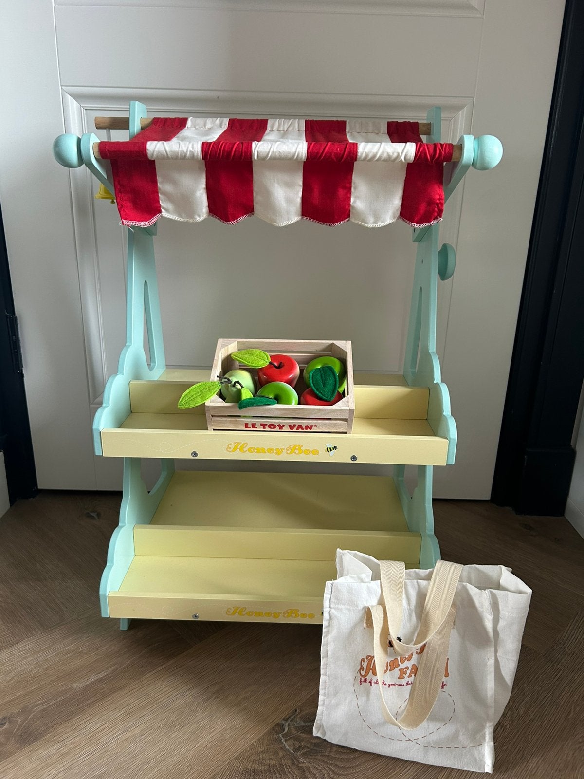 Le Toy Van - Honeybee Markt - Houten marktkraam, Kinderen en Baby's, Ophalen, Zo goed als nieuw