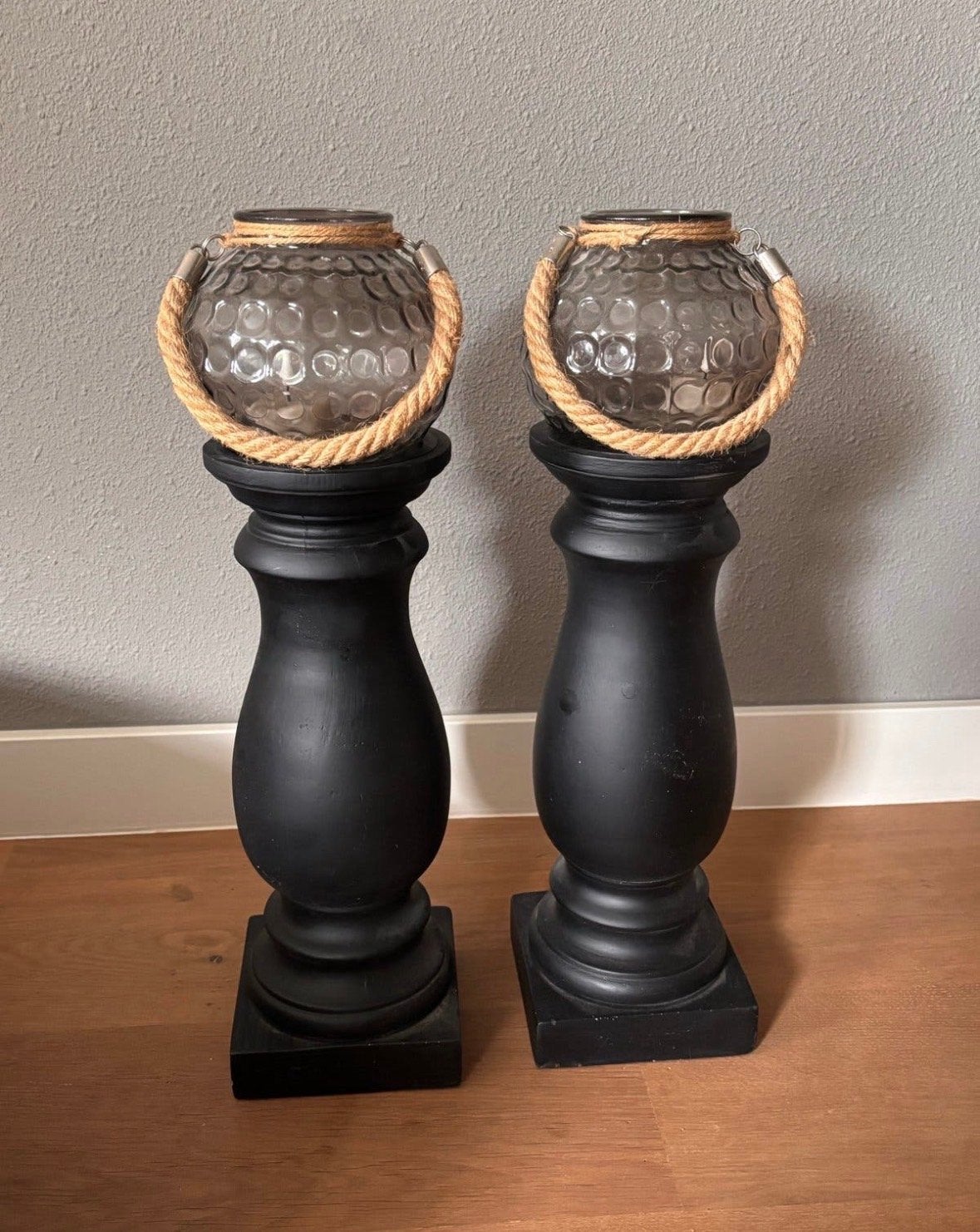 Set van 2 zwarte kandelaars incl windlichten met touwdetails, Huis en Inrichting, Windlicht, Zwart, Ophalen of Verzenden, Zo goed als nieuw