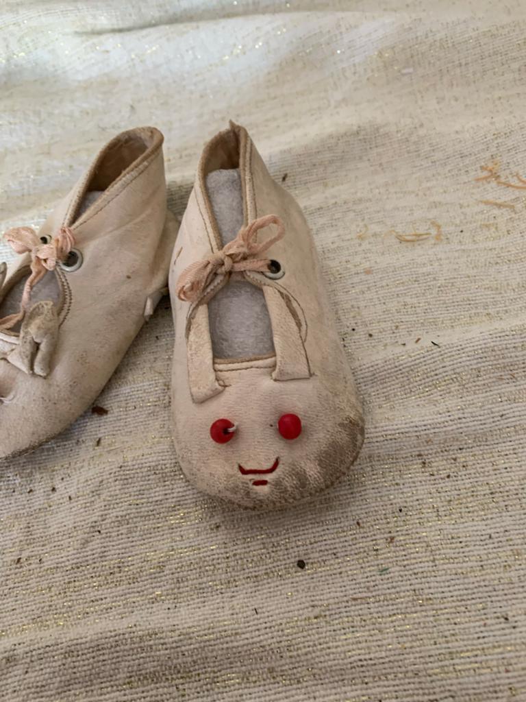 Antieke zeemleren babyschoentjes met gezichtje, Antiek en Kunst, Ophalen of Verzenden
