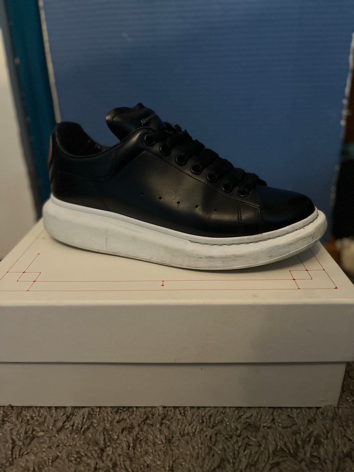 Alexander McQueen Sneakers - Zwart met Rood Hart, Kleding | Heren, Schoenen, Ophalen of Verzenden, Gedragen, Zwart, Sneakers of Gympen