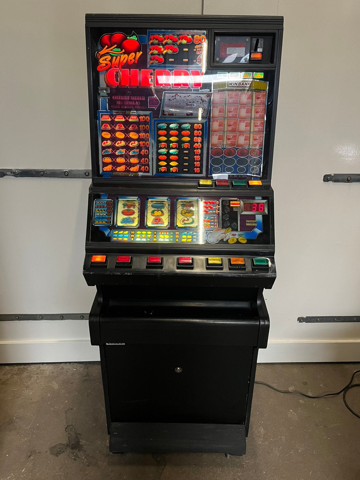 Te koop Super Cherry (Halversie), Met sleutels, Gebruikt, Eismaspeelautomaten, Grote dijlakker 34