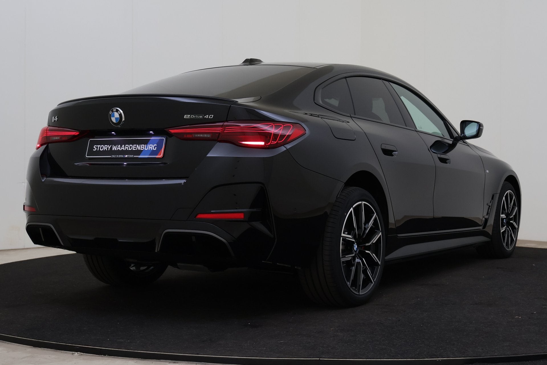 BMW i4 eDrive40 M Sport / Achteruitrijcamera / Active Cruise, Dealer onderhouden, Achterwielaandrijving, Zwart, 2020 kg