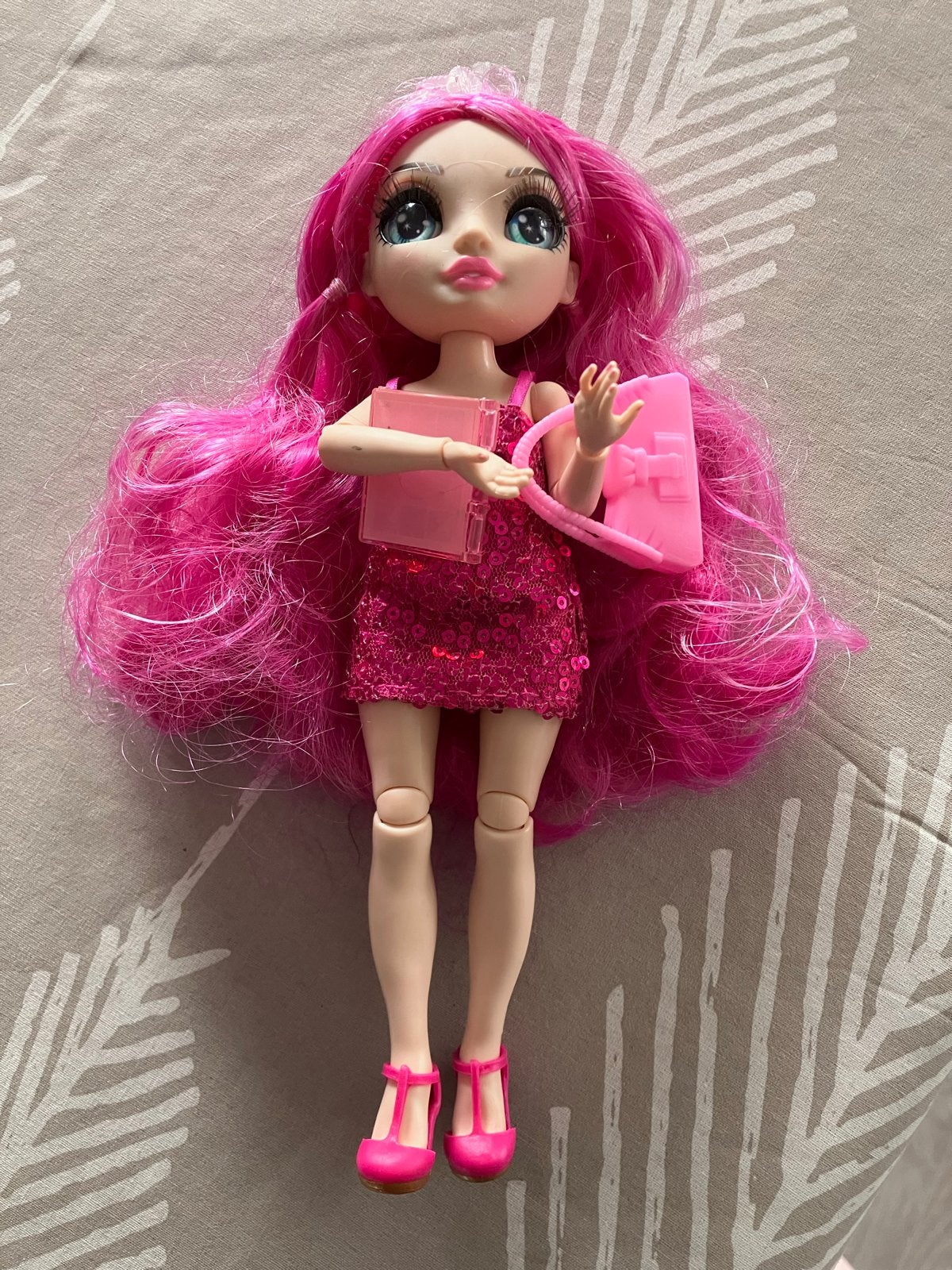 Rainbow High pop met roze haar en accessoires, Kinderen en Baby's, Speelgoed | Poppen, Ophalen of Verzenden, Zo goed als nieuw