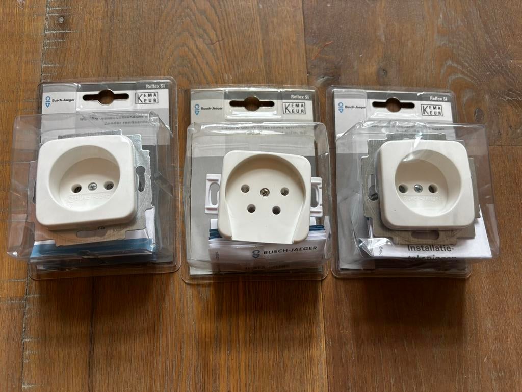 Inbouw wandcontactdoos enkel 3 stuks - prijs voor 3, Ophalen, Zo goed als nieuw, Stopcontact