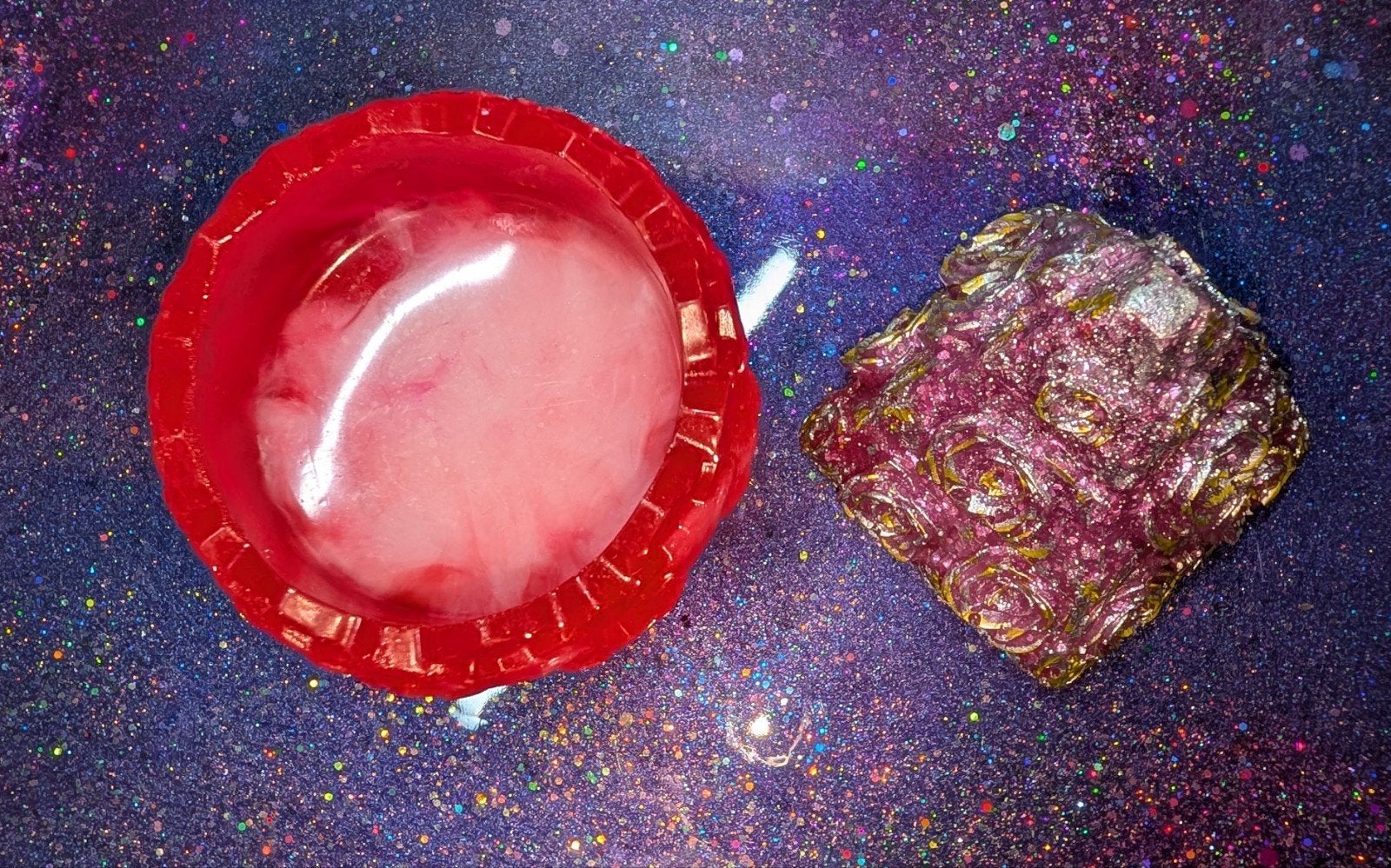 Handgemaakte Resin Kandelaar en Piramide Set, Handgemaakt, Nieuw, Meerkleurig, Kunststof