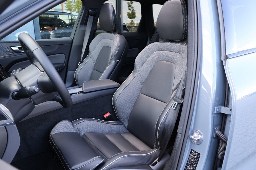 Volvo XC60 Recharge T8 AWD U. DARK/ Panodak / 22 Inch LM /Lu, Automaat, Gebruikt, Huisgarantie, 4 cilinders