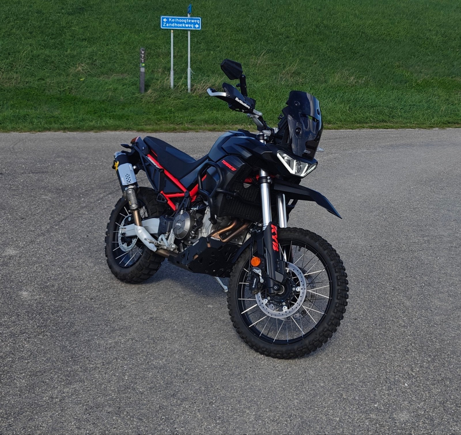 2024 Aprilia Tuareg 660 Artreides Black met veel extra's, 2 cilinders, Motorrijbewijs A, Gebruikt, Particulier