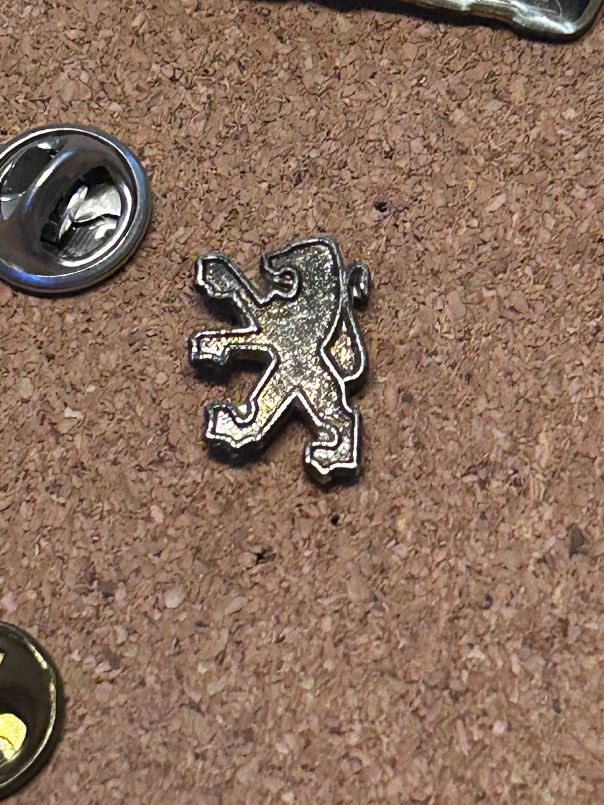 Peugeot Leeuw pin - Vintage Auto Badge, Ophalen of Verzenden, Gebruikt, Transport, Speldje of Pin
