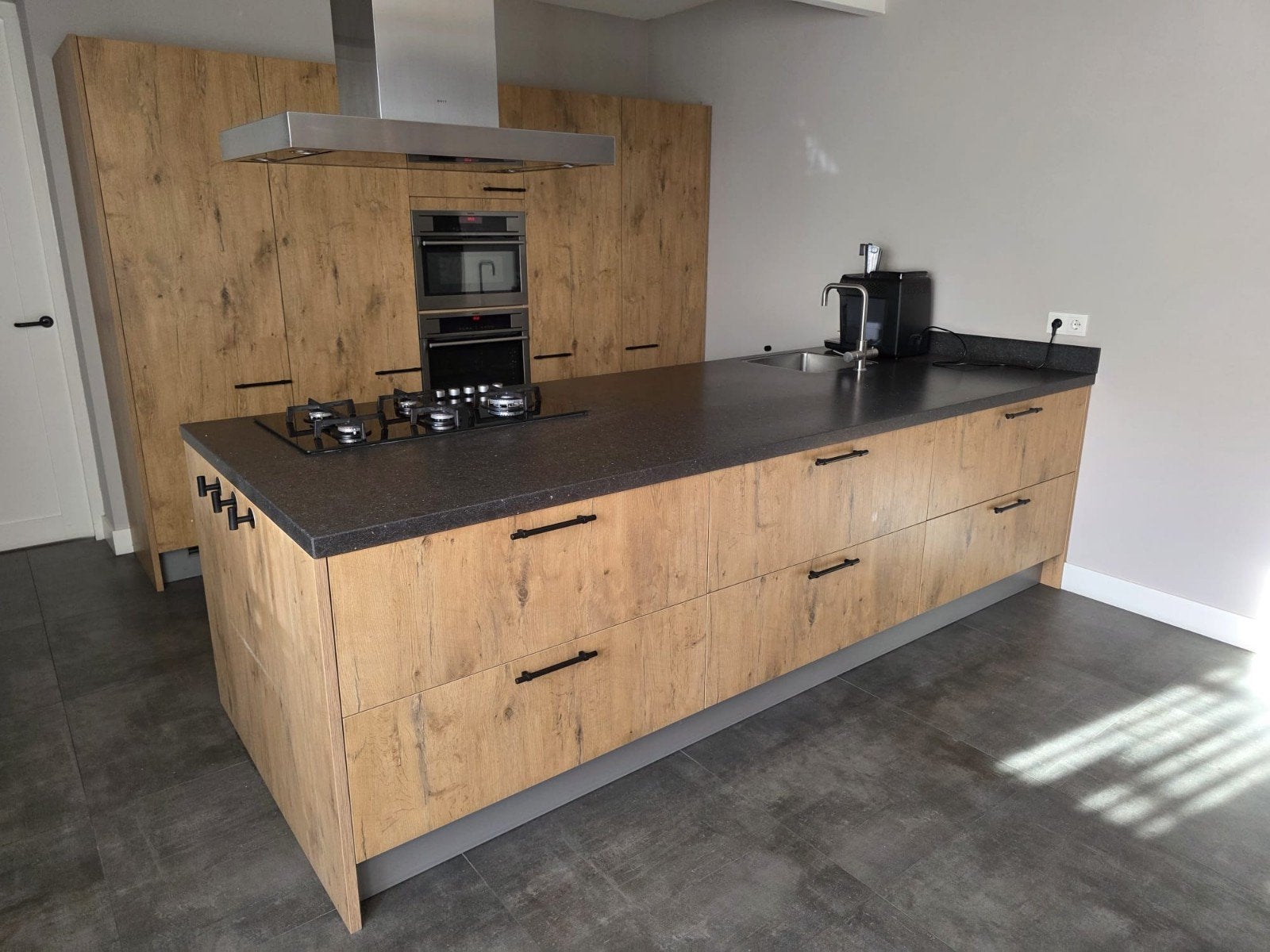 Moderne keuken met kookeiland en AEG inbouwapparatuur., Ophalen, Gebruikt, Composiet, Met kookeiland