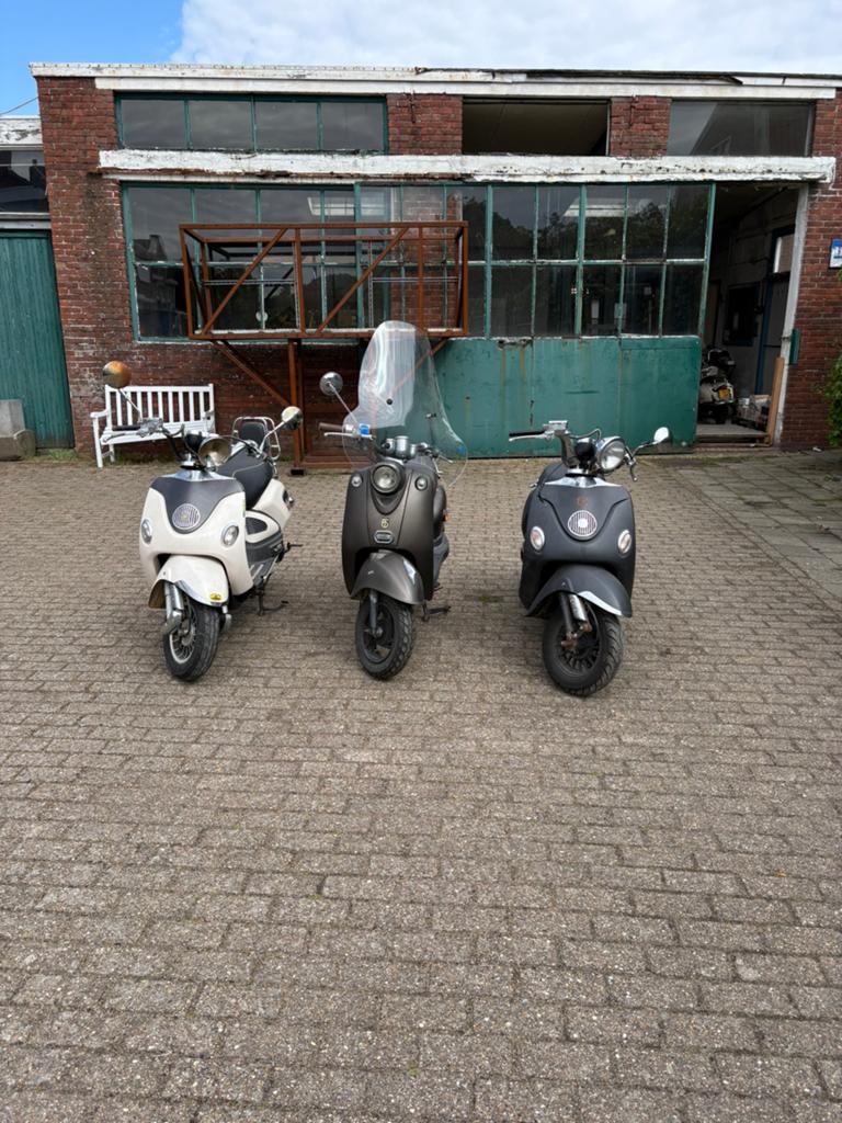 Opknap scooters, Fietsen en Brommers, Ophalen, Zo goed als nieuw, Benzine, Overige merken
