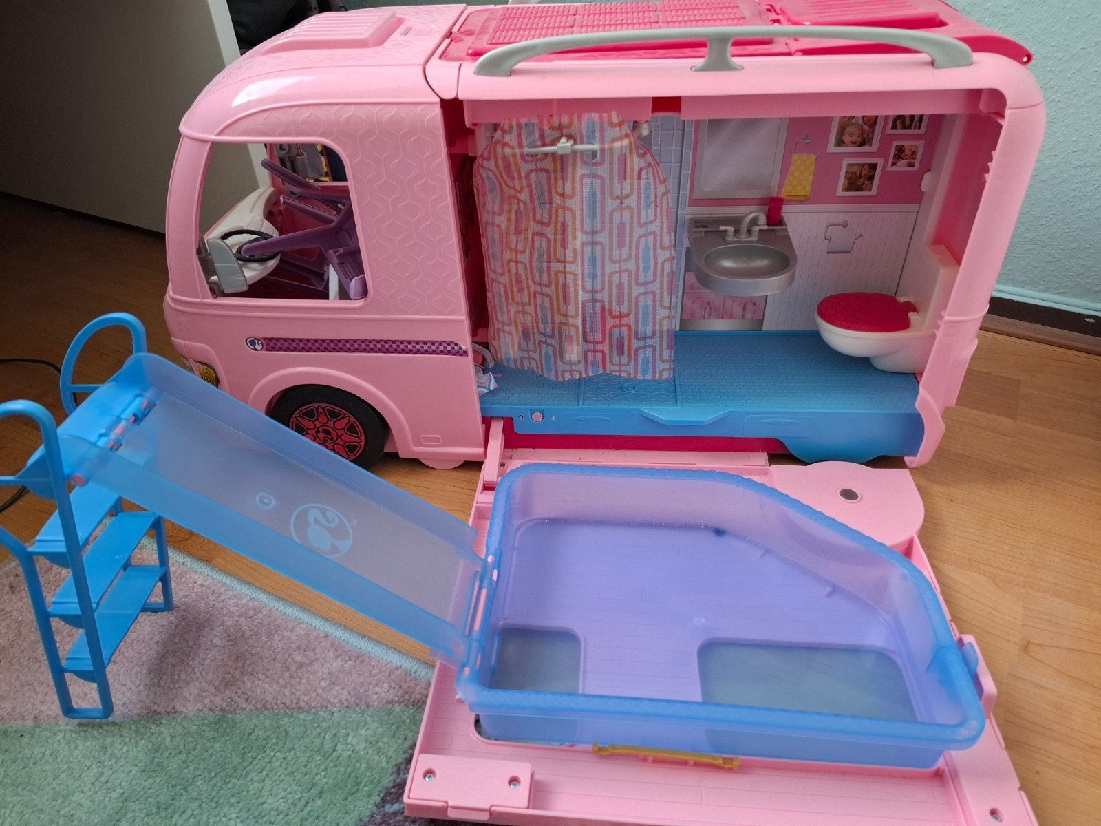 Barbie Camper met Zwembad en Glijbaan, Ophalen, Zo goed als nieuw