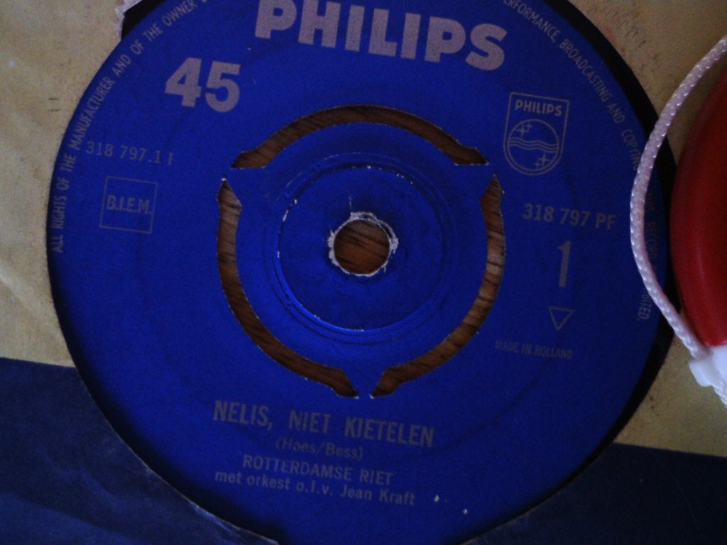 Rotterdamse Riet - Nelis, Niet Kietelen   21s, Cd's en Dvd's, 7 inch, Ophalen of Verzenden, Zo goed als nieuw, Beschermende buitenhoes