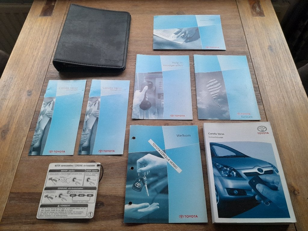 INSTRUCTIEBOEKJE + LEDEREN MAP - TOYOTA COROLLA VERSO - ORG., Auto diversen, Verzenden
