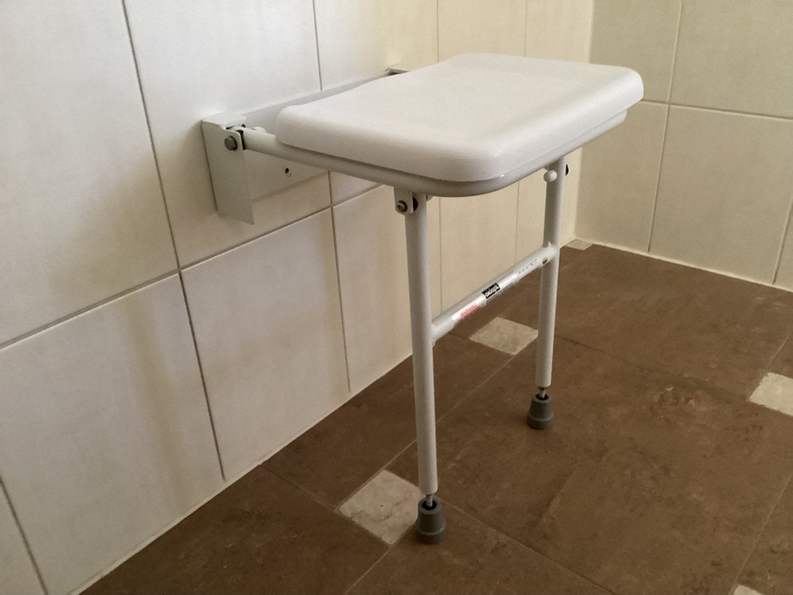 Netjes en schoon, AIDAPT compacte wandmodel DOUCHESTOEL, Ophalen of Verzenden, Zo goed als nieuw
