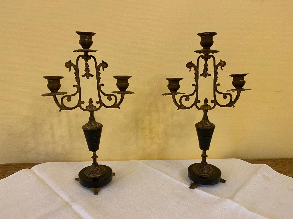 Twee brocante koperen Franse kandelaars voor 3 kaarsen, Ophalen of Verzenden