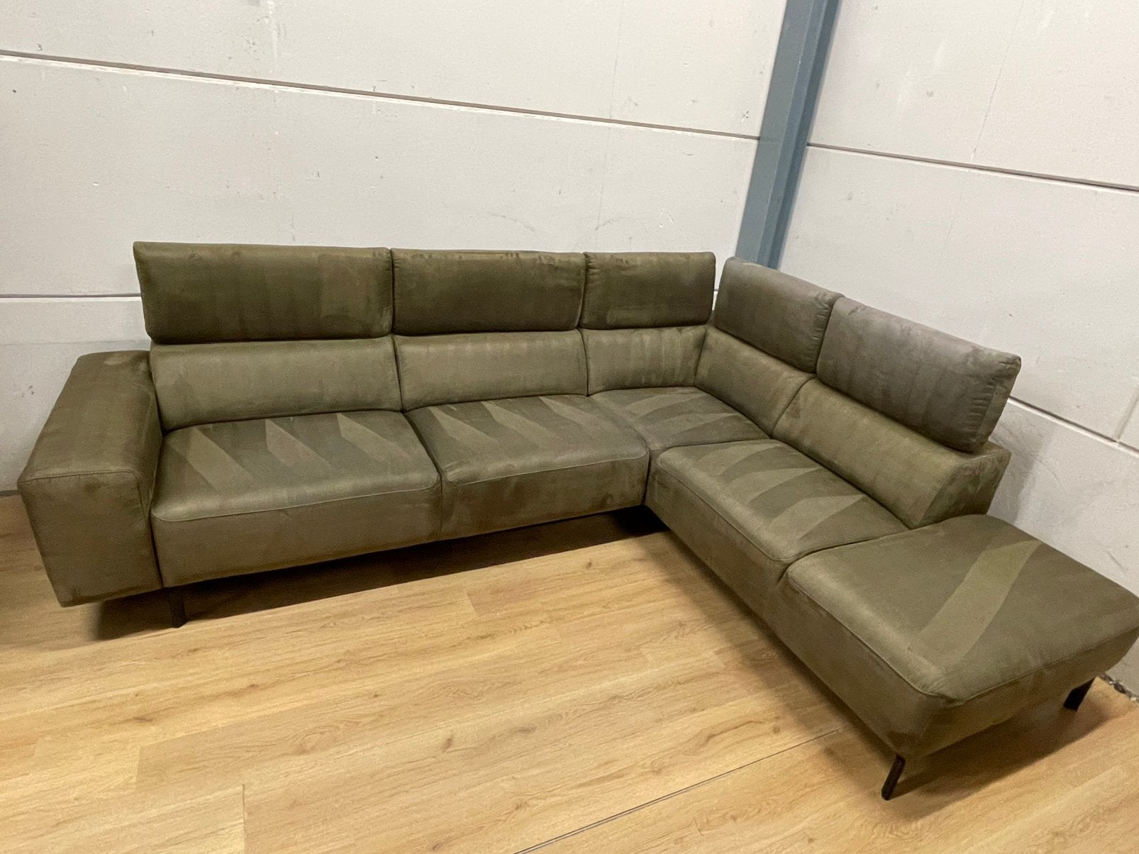 Mooie luxe suede groene hoekbank met hoofdsteunen  GEREINIGD, Ophalen, 250 tot 300 cm, Luxe, Hoekbank