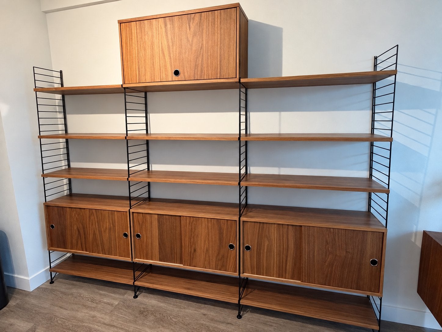 String Furniture wandsysteem - Walnoot & Zwart, Ophalen, Zo goed als nieuw, 200 cm of meer, 25 tot 50 cm