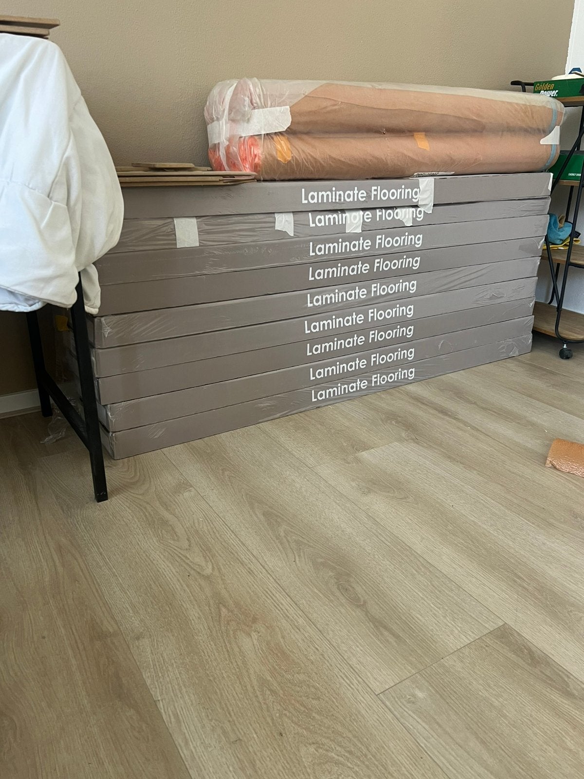 Greige laminaat met ondervloer 18m2 +/- nieuw, Huis en Inrichting, Stoffering | Vloerbedekking, Ophalen, Zo goed als nieuw, 75 m² of meer