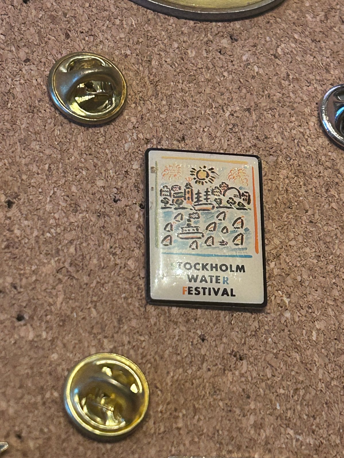 Stockholm Water Festival Pin - Vintage, Ophalen of Verzenden, Gebruikt, Stad of Land, Speldje of Pin