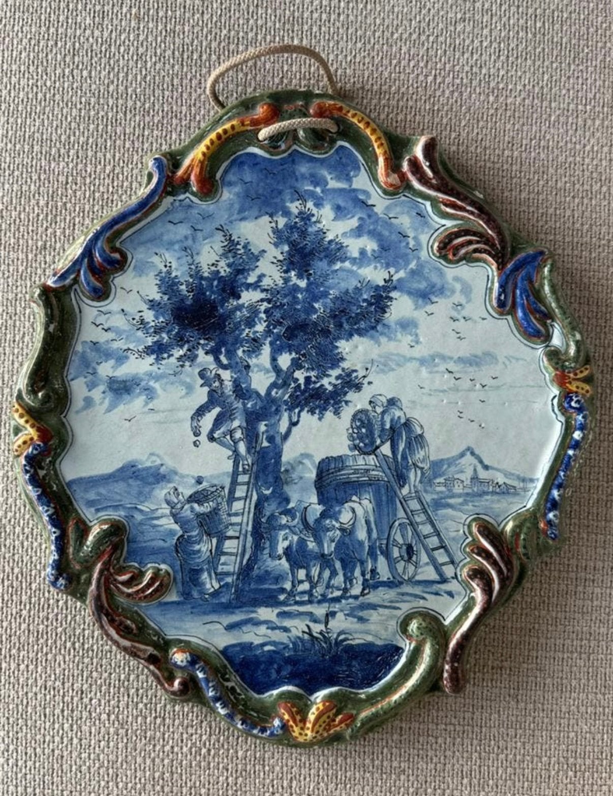 Antieke polychrome Delftse ? Plaquette - ongerestaureerd, Ophalen of Verzenden