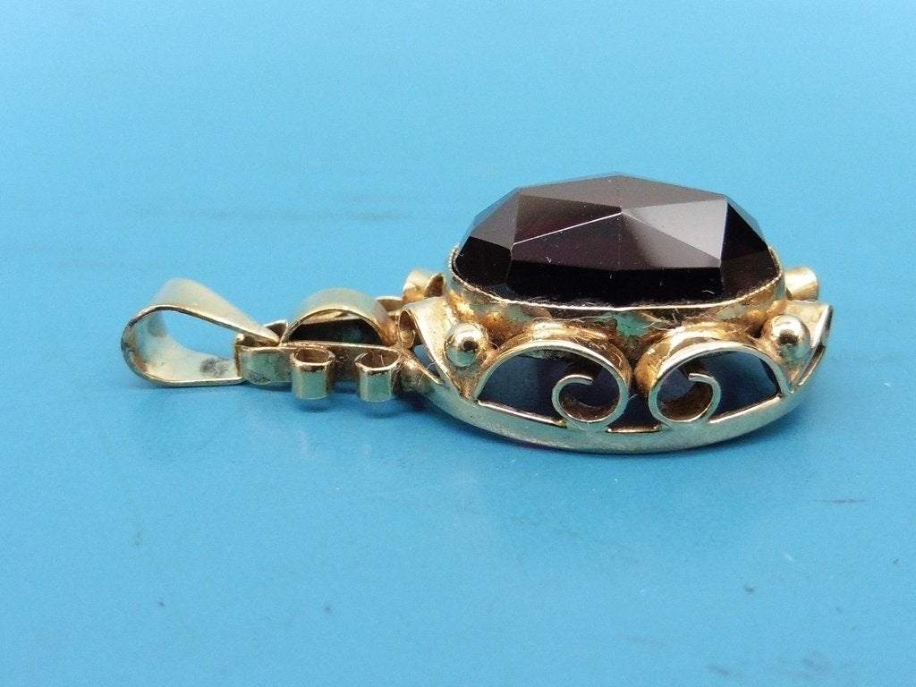 Gouden hanger met granaat                                 G1, Gebruikt, Overige voorstellingen, ., Ophalen of Verzenden