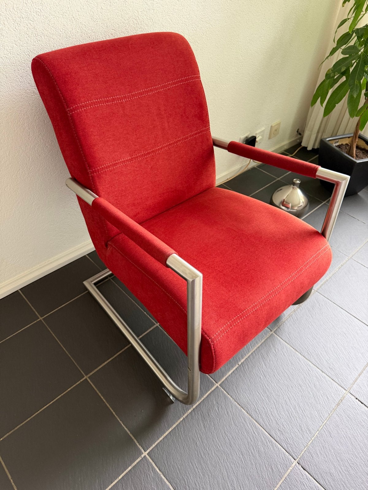 Moderne rode stoel met metalen frame, Huis en Inrichting, Ophalen, Gebruikt, Metaal, Eén