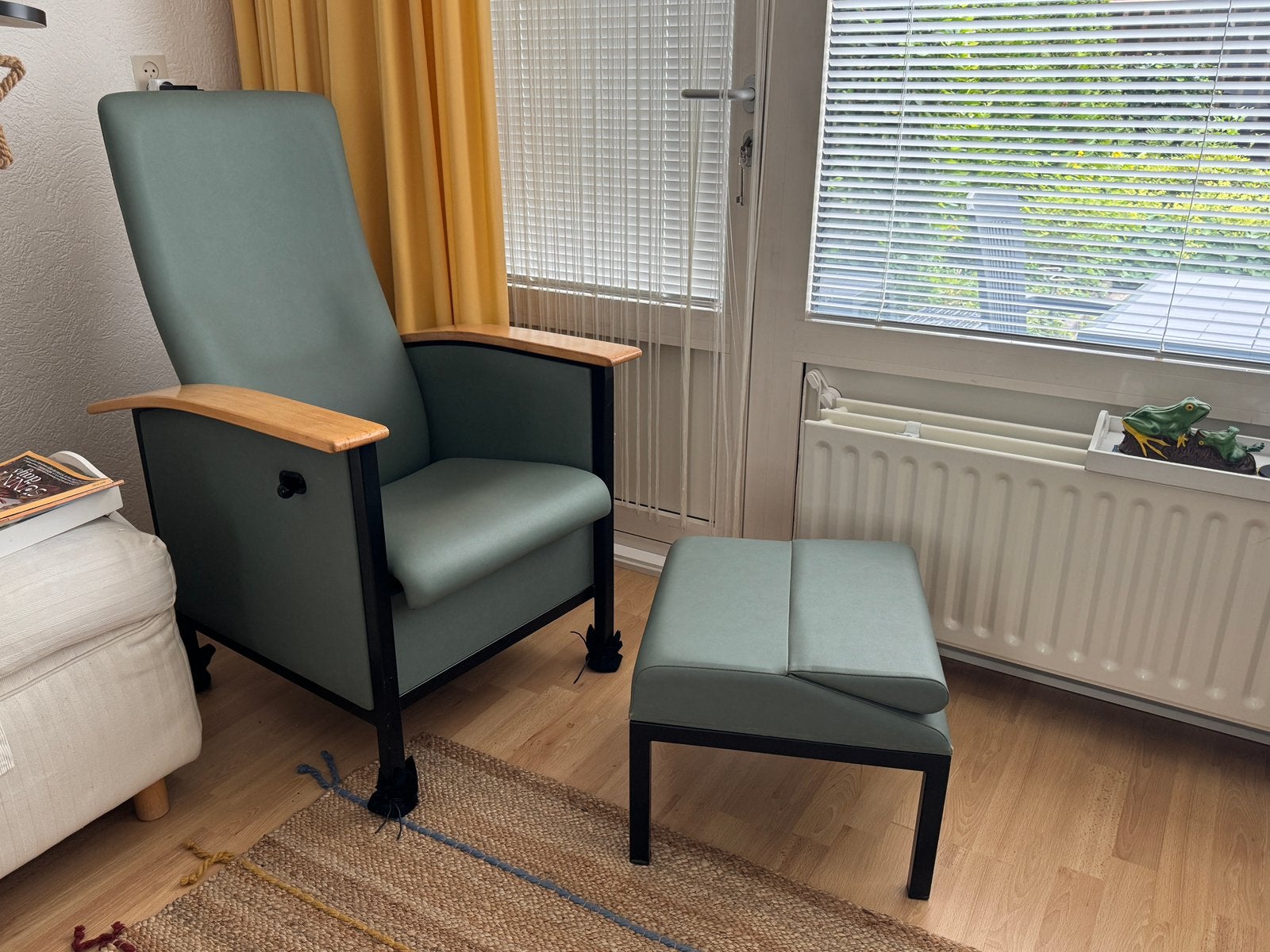 Design relaxstoel + voetenbank/tafeltje. Kembo Veenendaal., Huis en Inrichting, Ophalen, 100 tot 125 cm, Design, Zo goed als nieuw