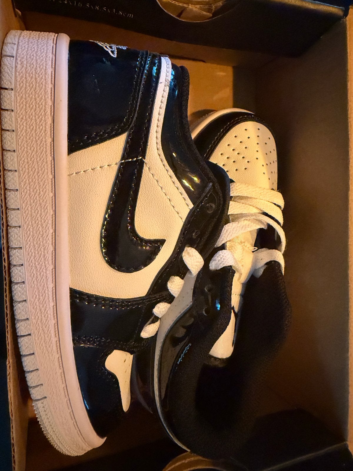Jordan 1 Retro High OG Patent Bred (TD) maat 28, Schoentjes, Jongetje of Meisje, Nieuw, Ophalen of Verzenden