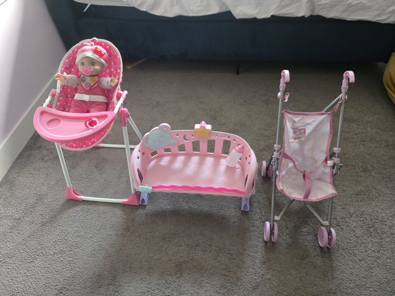 Nenuco pop met eetstoel, bedje en buggy, Kinderen en Baby's, Speelgoed | Poppen, Ophalen of Verzenden