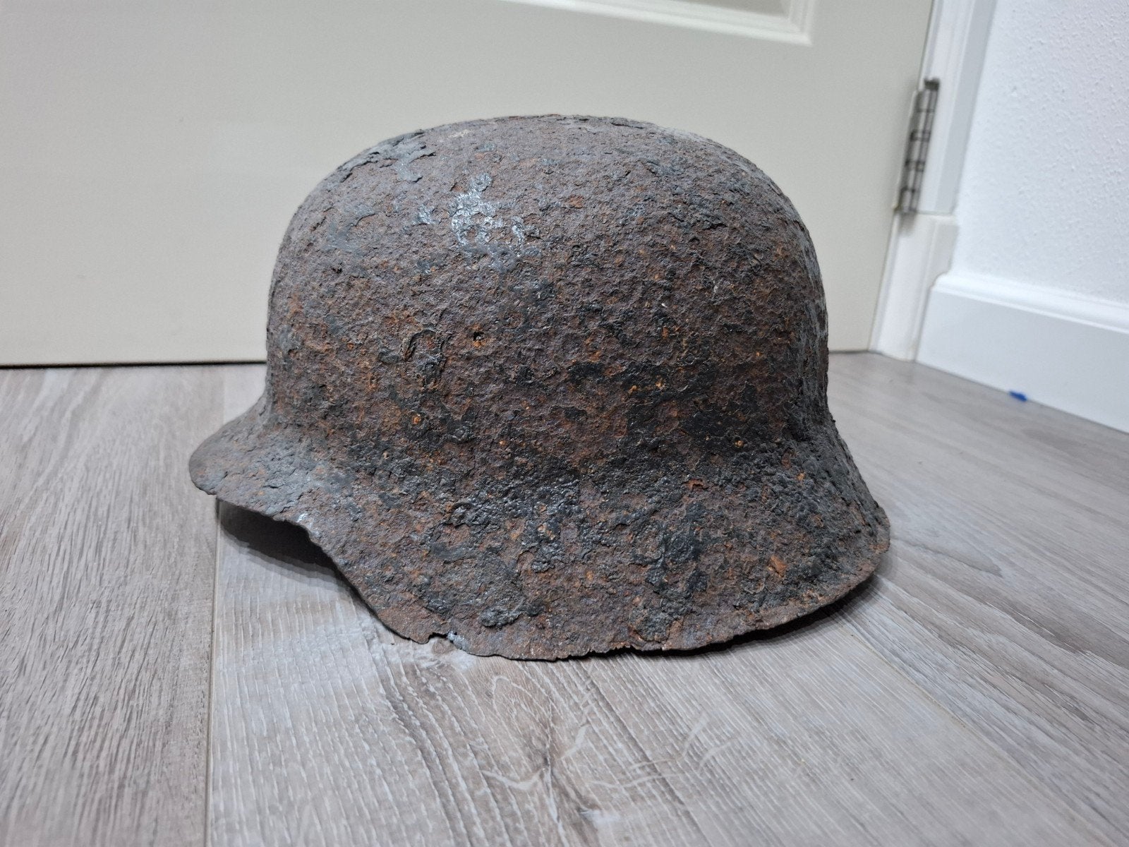 M42 Duitse helm - WOII bodemvondst, Verzamelen, Militaria | Tweede Wereldoorlog, Ophalen of Verzenden, Duitsland, Helm of Baret