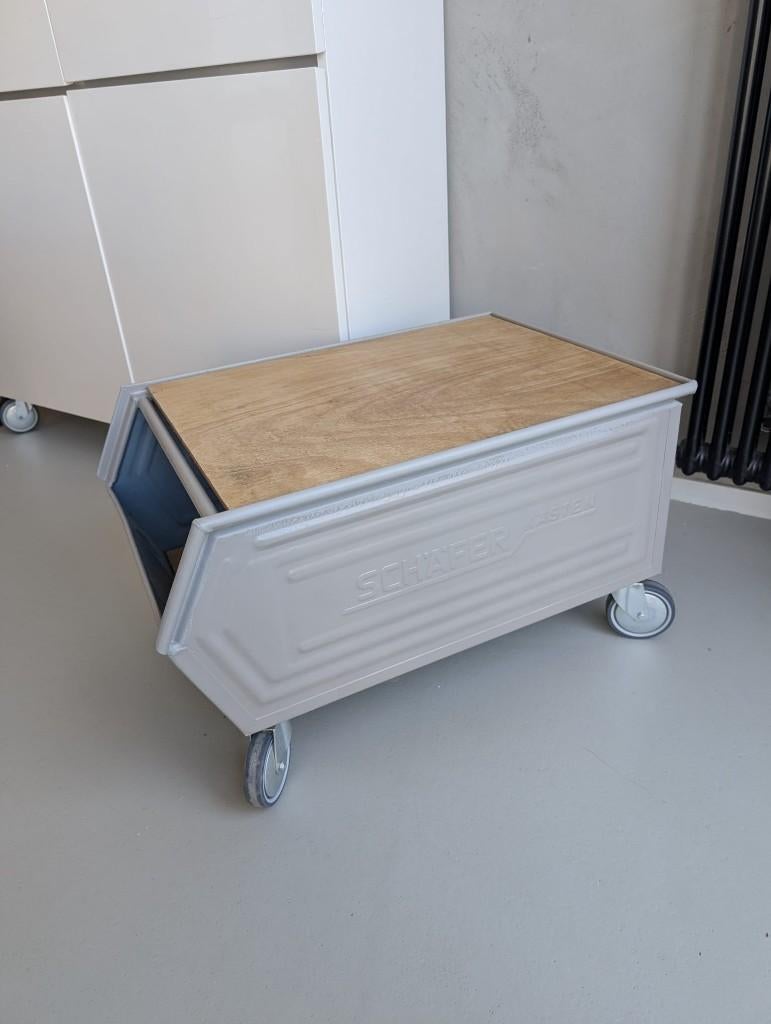 Industriele bijzettafel op wieltjes, Huis en Inrichting, Tafels | Bijzettafels, Gebruikt, Rechthoekig, Minder dan 45 cm, 55 tot 75 cm