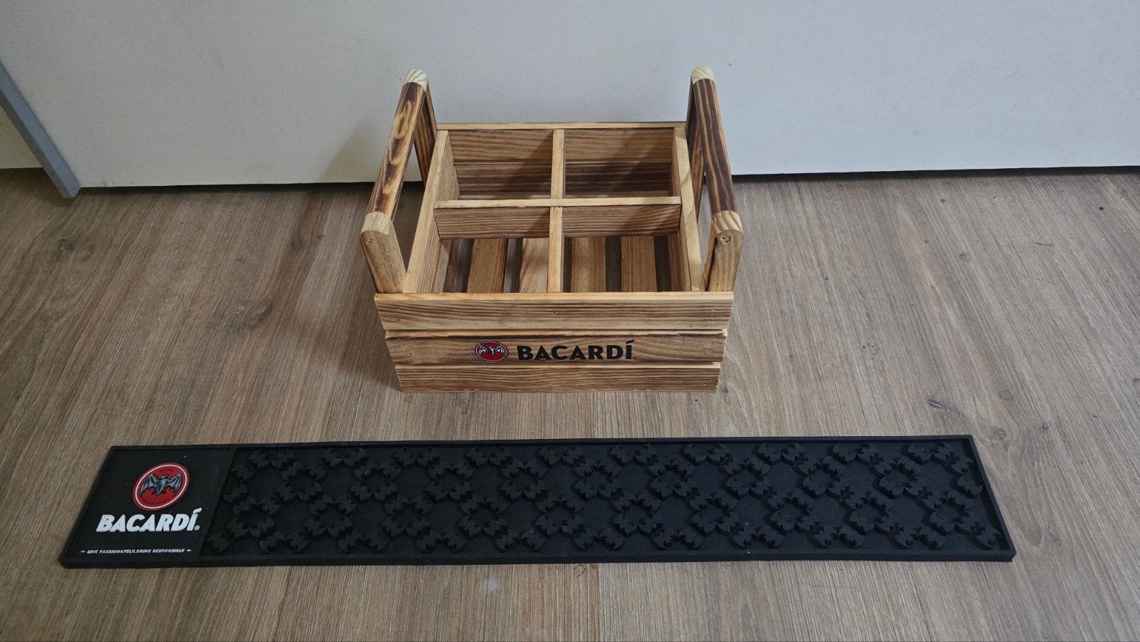 Bacardi Houten Flessenhouder & Bar Mat Set, Ophalen of Verzenden, Nieuw, Bruin, Hout