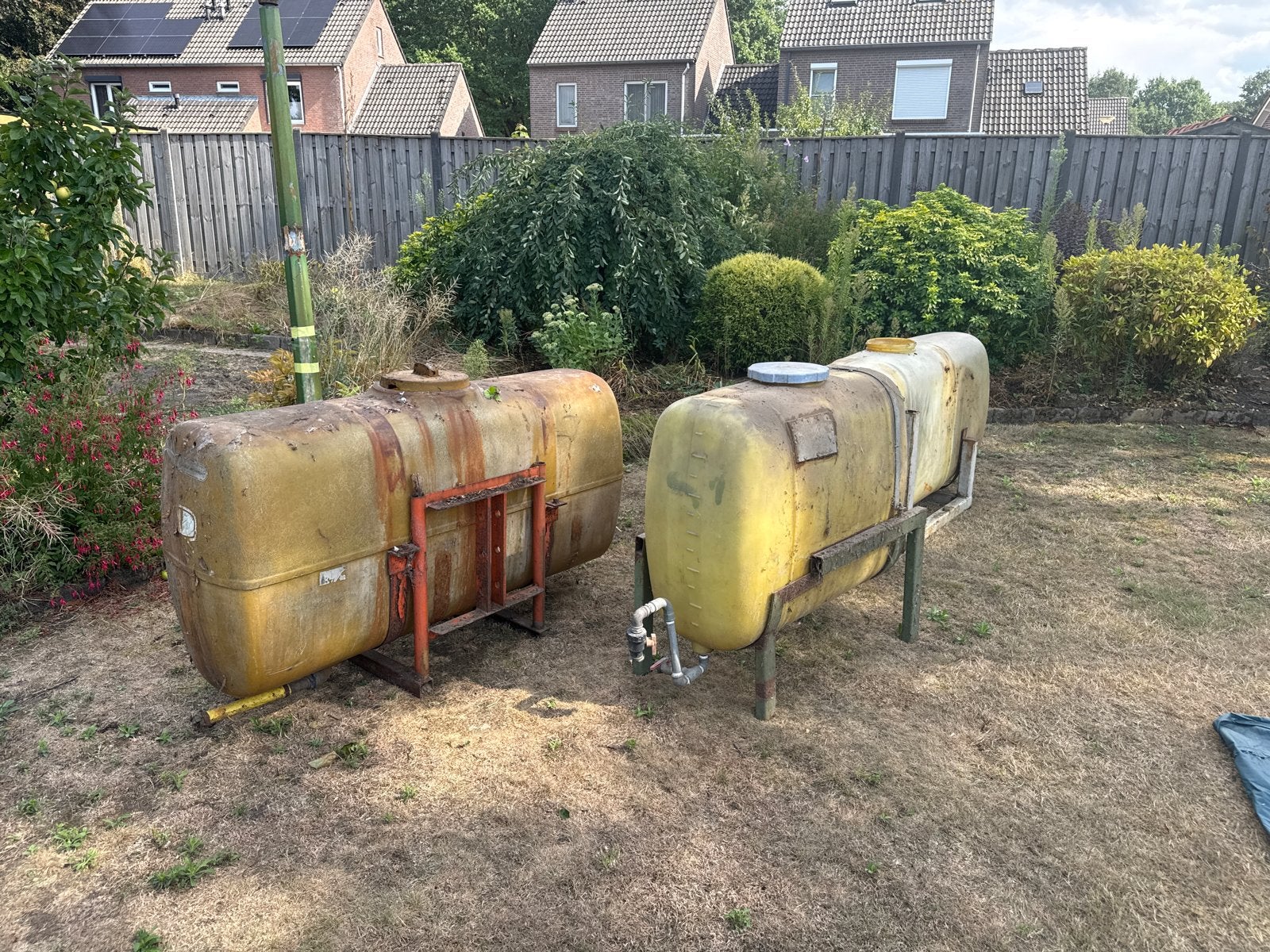 Grote watertanks met kraan, Tuin en Terras, Regentonnen, Kunststof, Gebruikt, Met kraantje, 150 liter of meer