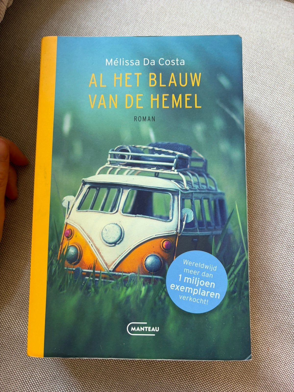 Boek: Al het blauw van de hemel, Ophalen of Verzenden, Gelezen